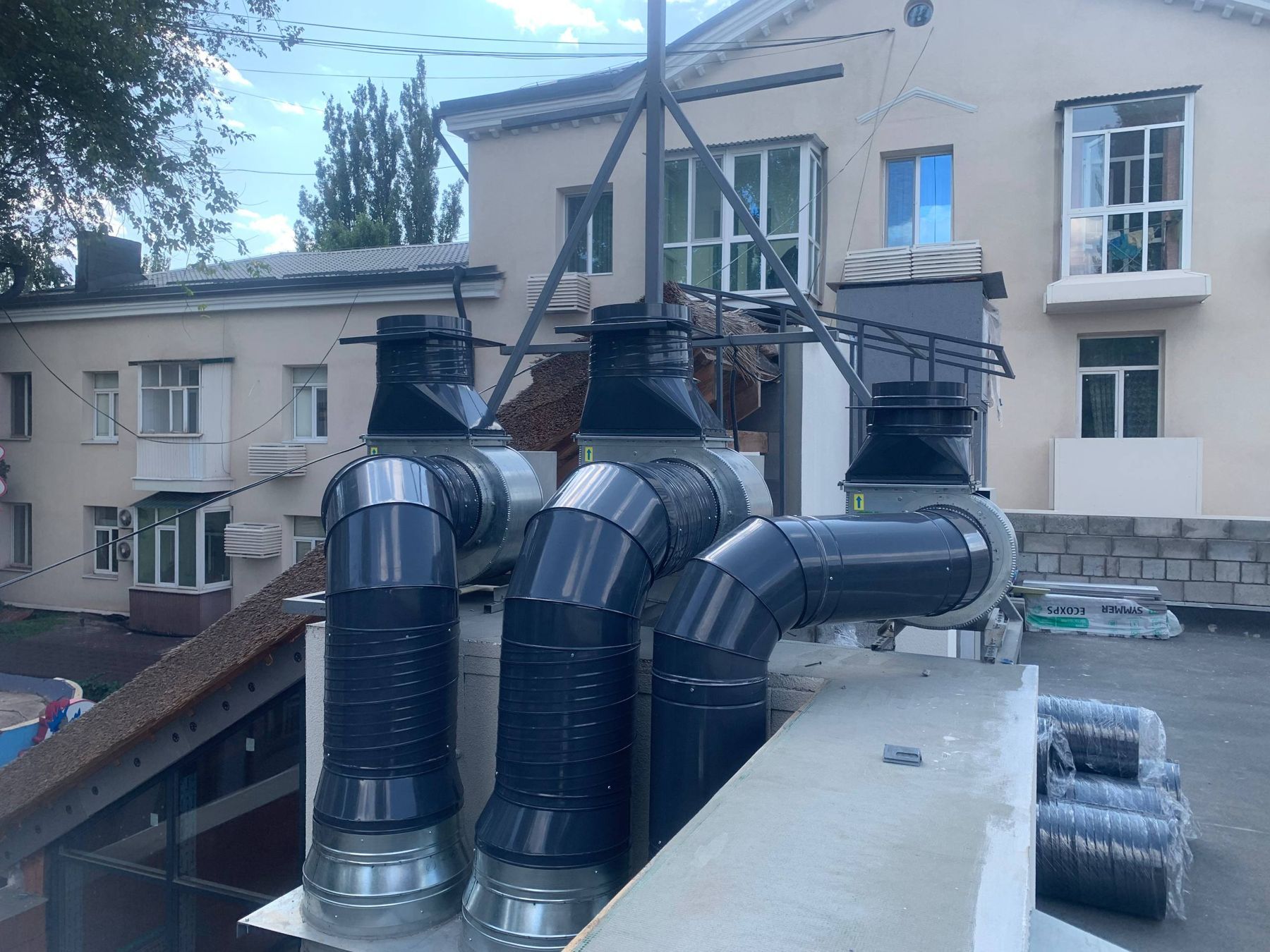 Витяжні вентилятори з повітроводами на покрівлі