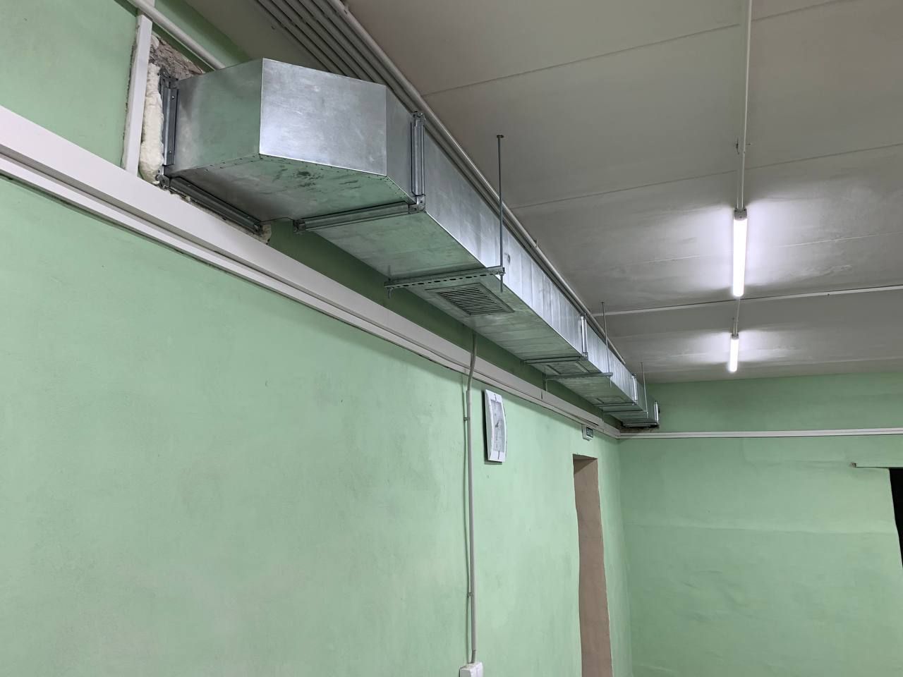 Прямокутний повітровід із дифузорами у коридорі